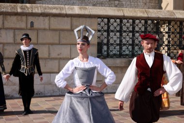 Krakow, Polonya - 27 Temmuz 2021: Performans - 22. Cracovia Danza Dans Festivali kapsamında Wawel Royal Castle 'da Cracovia Danza Ballet tarafından çanlar çalınırken 