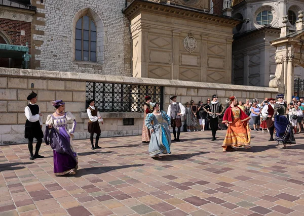 2021年7月27日 波兰克拉科夫 在第22届Cracovia Danza Court舞蹈节期间 Cracovia Danza芭蕾舞团在瓦维尔皇家城堡表演铃铛时 — 图库照片