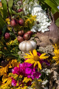 Geleneksel çiçek buketi, bitkiler ve meyveler yazın sembolüdür. 