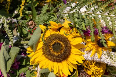 Geleneksel çiçek buketi, bitkiler ve meyveler yazın sembolüdür. 