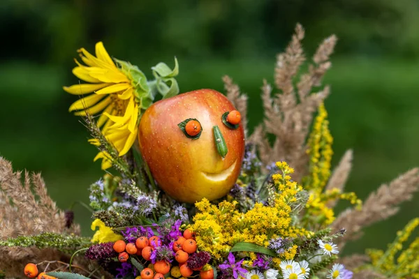 夏のシンボルである花 ハーブ 果物の伝統的な花束 — ストック写真