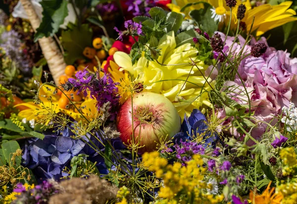 Traditional Bouquet Flowers Herbs Fruits Symbol Summer — Stock Photo, Image