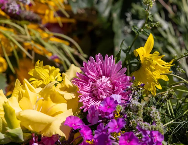 Hagyományos Csokor Virágok Gyógynövények Gyümölcsök Amelyek Szimbólum Nyár — Stock Fotó