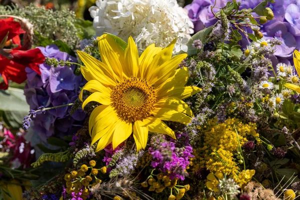 Tradycyjny Bukiet Kwiatów Ziół Owoców Które Symbolem Lata — Zdjęcie stockowe