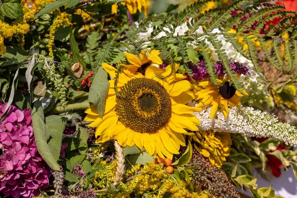 Traditionel Buket Blomster Urter Frugter Der Symbolet Sommeren - Stock-foto