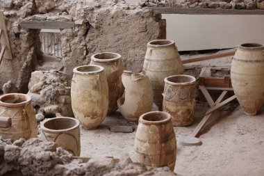Santorini, Yunanistan - 01 Temmuz 2021: Yunanistan 'ın Santorini adasında bir Minos Çağı yerleşim alanı olan tarih öncesi Akrotiri kasabasında antik çömlekler ele geçirildi