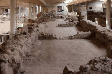 Santorini, Yunanistan - 01 Temmuz 2021: Yunanistan 'ın Santorini adasında bir Minos Çağı yerleşim yeri olan Akrotiri