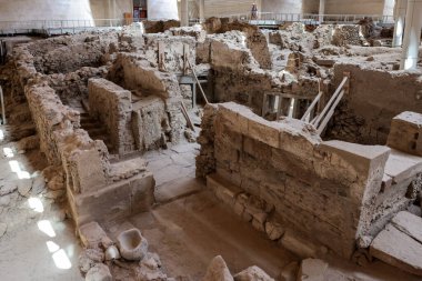 Santorini, Yunanistan - 01 Temmuz 2021: Yunanistan 'ın Santorini adasında bir Minos Çağı yerleşim yeri olan Akrotiri