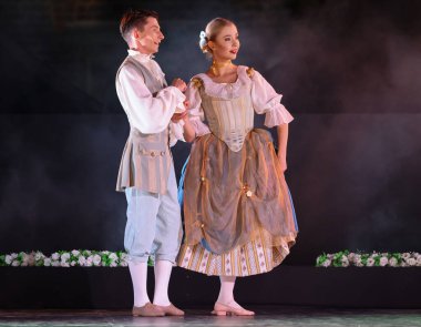 Krakow, Polonya - 25 Temmuz 2021: 22. Cracovia Danza Court Dans Festivali kapsamında Ana Pazar Meydanı 'nda dans gösterisi sırasında sahne alan kostümlü sanatçılar