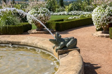 Dordogne 'daki Jardins du Manoir d Eyrignac' da beyaz bahçe. Fransa 