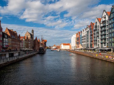Gdansk, Polonya - 9 Eylül 2020: Gdansk, Eski Şehir - Polonya 'nın Motlawa Nehri kıyısındaki tarihi binalar