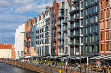 Gdansk, Polonya - 9 Eylül 2020: Eski Gdansk kasabasındaki tahıl ambarlarının modern mimarisi. Polonya
