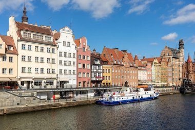 Gdansk, Polonya - 9 Eylül 2020: Motawa Nehri 'ndeki yolcu limanı ve eski Gdansk kasabasındaki Dlugie Pobrzeze' de bir yolcu gemisi.