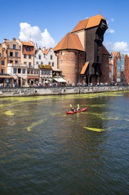 Gdansk, Polonya - 6 Eylül 2020: Avrupa 'nın en büyük ortaçağ limanı Crane ve Polonya' nın Gdansk kentindeki Motlawa Nehri üzerindeki tarihi binalar. 