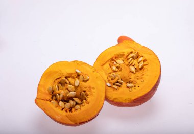 Beyaz arkaplanda izole edilmiş sarı balkabağı sebzesi