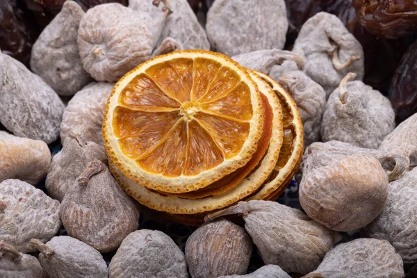 Gedroogde Sinaasappelschijfjes Vijgen Bestrooid Met Rijstmeel Medjoul Jumbo Dadels — Stockfoto
