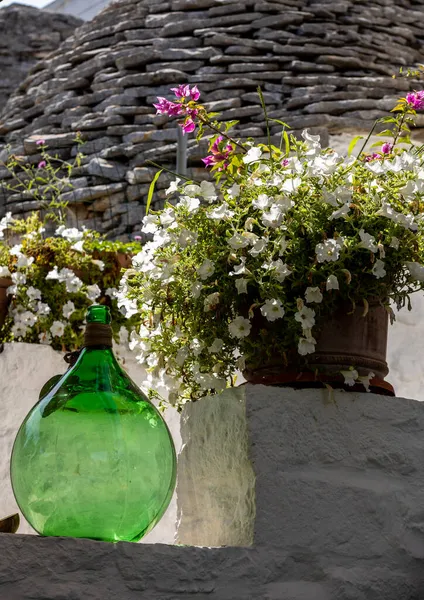 意大利阿尔韦诺韦略Trulli村咖啡馆的Demijohn酒瓶 — 图库照片