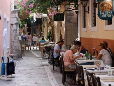 Rethymnon, Girit, Yunanistan - 18 Eylül 2021: Birçok küçük kafe ve mağazanın bulunduğu Eski Rethymnon Kasabası 'ndaki dar sokak