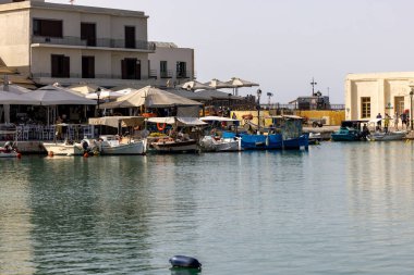 Rethymnon, Girit, Yunanistan - 18 Eylül 2021: Eski Venedik Limanında Balıkçı Tekneleri, Rethymnon, Girit, Yunanistan