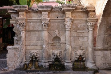 Rethymnon 'un Eski Kasabası' ndaki Rimondi Çeşmesi sıcak yaz gününde. Girit, Yunanistan.