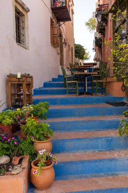 Yunanistan 'ın Girit adasındaki Rethymnon Eski Kasabası' nda mavi merdivenli küçük dar bir cadde 