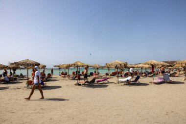 Elafonisi, Girit, Yunanistan - 19 Eylül 2021: Girit, Akdeniz 'deki Elafonisi' nin ünlü pembe mercan plajında dinlenen insanlar 
