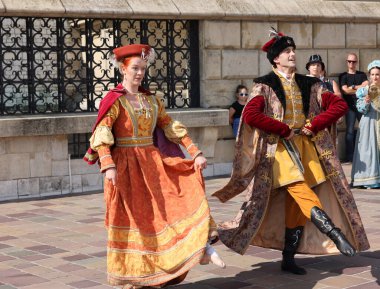 Krakow, Polonya - 27 Temmuz 2021: Performans - 22. Cracovia Danza Dans Festivali kapsamında Wawel Royal Castle 'da Cracovia Danza Ballet tarafından çanlar çalınırken 