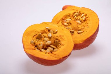 Beyaz arkaplanda izole edilmiş sarı balkabağı sebzesi