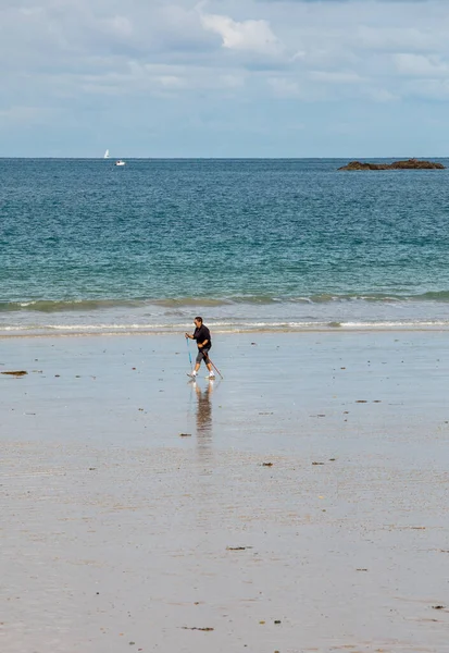 フランス サンマロ 2018年9月14日 フランス ブルターニュのサンマロビーチを歩く女性 — ストック写真