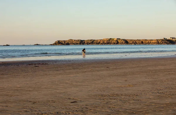 Romantische Wandeling Van Een Verliefd Stel Het Strand Saint Malo — Stockfoto