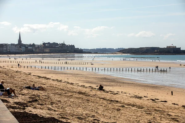 Malo Francja Września 2018 Romantyczny Spacer Ludzi Malowniczej Plaży Saint — Zdjęcie stockowe