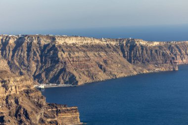 Yunanistan 'ın Santorini adasındaki Imerovigli köyünden Santorini kaldera kayalıklarının panoramik manzarası 
