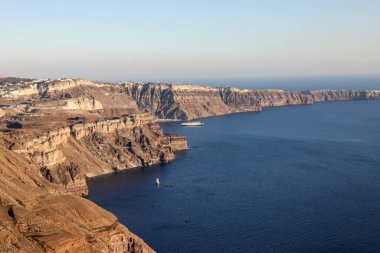 Yunanistan 'ın Santorini adasındaki Imerovigli köyünden Santorini kaldera kayalıklarının panoramik manzarası 