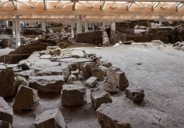 Santorini, Yunanistan - 01 Temmuz 2021: Yunanistan 'ın Santorini adasında bir Minos Çağı yerleşim yeri olan Akrotiri