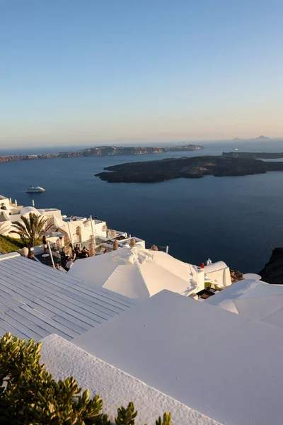 Imergovigli サントリーニ島 ギリシャ 2021年6月29日 テラスやプールとサントリーニ島 ギリシャのImerovigliの美しい景色と白塗りの家 — ストック写真