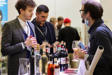 Cracow, Polonya - 3 Kasım 2021: Uluslararası Şarap Fuarı ENOEXPO, Krakow. Dünyanın dört bir yanından şarap üreticileri ithalat dağıtımcıları ve temsilcileriyle tanışıyor.. 