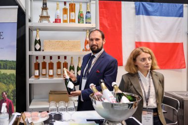 Cracow, Polonya - 3 Kasım 2021: Uluslararası Şarap Fuarı ENOEXPO, Krakow. Dünyanın dört bir yanından şarap üreticileri ithalat dağıtımcıları ve temsilcileriyle tanışıyor.. 