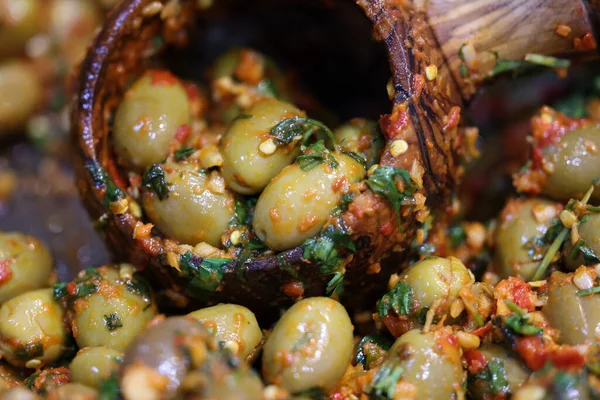 Olives Vertes Dans Une Marinade Aux Herbes Dans Vieux Bol — Photo