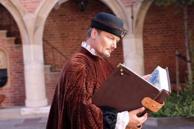 Krakow, Polonya - 29 Temmuz 2021: Performans - Harmonia Mundi, 22. Cracovia Danza Court Dans Festivali kapsamında Jagiellonian Üniversitesi Collegium Maius 'un avlusunda Cracovia Danza Ballet tarafından seslendirildi. 