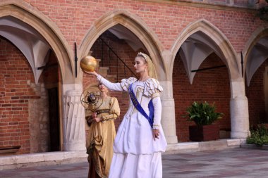 Krakow, Polonya - 29 Temmuz 2021: Performans - Harmonia Mundi, 22. Cracovia Danza Court Dans Festivali kapsamında Jagiellonian Üniversitesi Collegium Maius 'un avlusunda Cracovia Danza Ballet tarafından seslendirildi. 