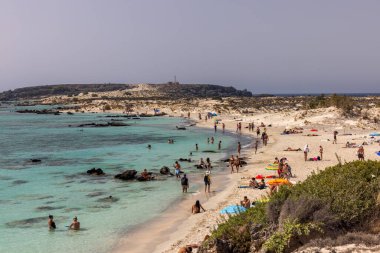 Elafonisi, Girit, Yunanistan - 19 Eylül 2021: Girit, Akdeniz 'deki Elafonisi' nin ünlü pembe mercan plajında dinlenen insanlar 