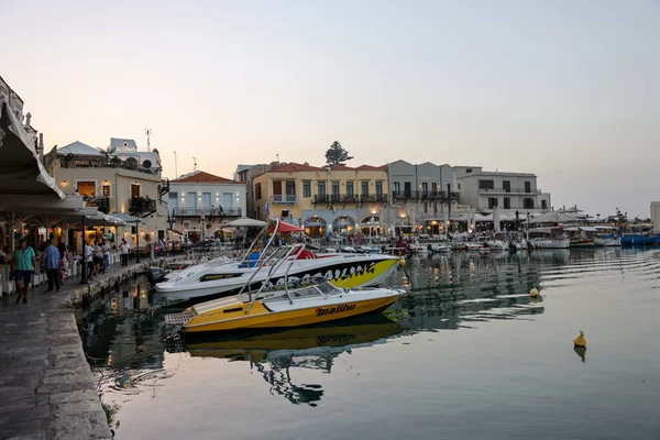 Rethymnon Kreta Griechenland September 2021 Restaurants Wasser Frühen Abendlicht Alten — Stockfoto