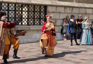 Krakow, Polonya - 27 Temmuz 2021: Performans - 22. Cracovia Danza Dans Festivali kapsamında Wawel Royal Castle 'da Cracovia Danza Ballet tarafından çanlar çalınırken 