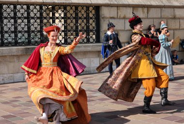 Krakow, Polonya - 27 Temmuz 2021: Performans - 22. Cracovia Danza Dans Festivali kapsamında Wawel Royal Castle 'da Cracovia Danza Ballet tarafından çanlar çalınırken 