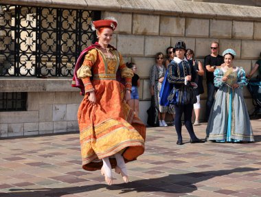 Krakow, Polonya - 27 Temmuz 2021: Performans - 22. Cracovia Danza Dans Festivali kapsamında Wawel Royal Castle 'da Cracovia Danza Ballet tarafından çanlar çalınırken 