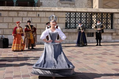 Krakow, Polonya - 27 Temmuz 2021: Performans - 22. Cracovia Danza Dans Festivali kapsamında Wawel Royal Castle 'da Cracovia Danza Ballet tarafından çanlar çalınırken 