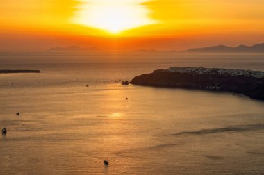 Imerovigli 'den görüldüğü gibi Santorini' nin üzerinde gün batımı. Cyclades, Yunanistan