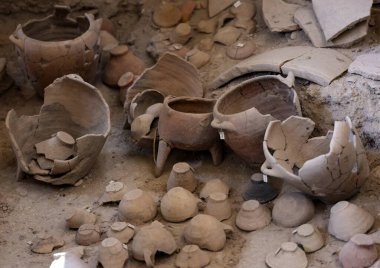 Santorini, Yunanistan - 01 Temmuz 2021: Yunanistan 'ın Santorini adasında bir Minos Çağı yerleşim alanı olan tarih öncesi Akrotiri kasabasında antik çömlekler ele geçirildi