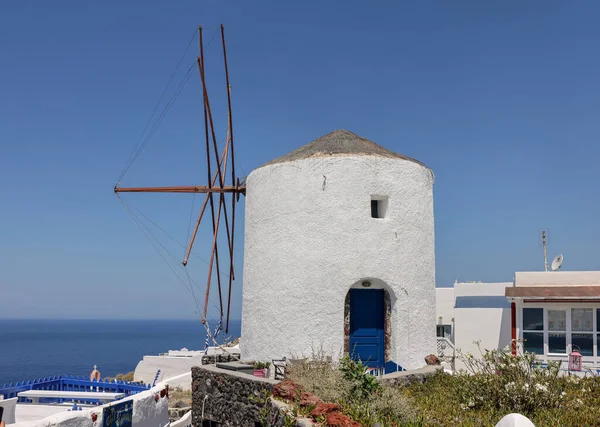 Tradycyjny Biały Wiatrak Oia Wyspie Santorini Cyklady Grecja — Zdjęcie stockowe