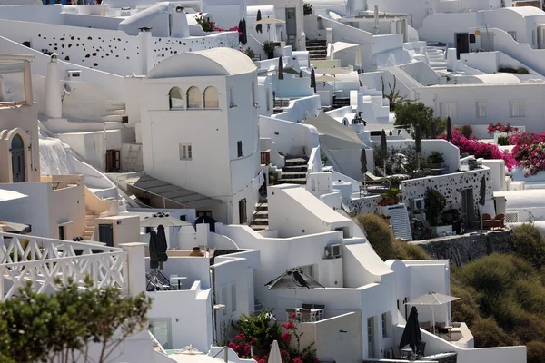 Oia Santorini Griechenland Juli 2021 Weißgetünchte Häuser Mit Terrassen Und — Stockfoto